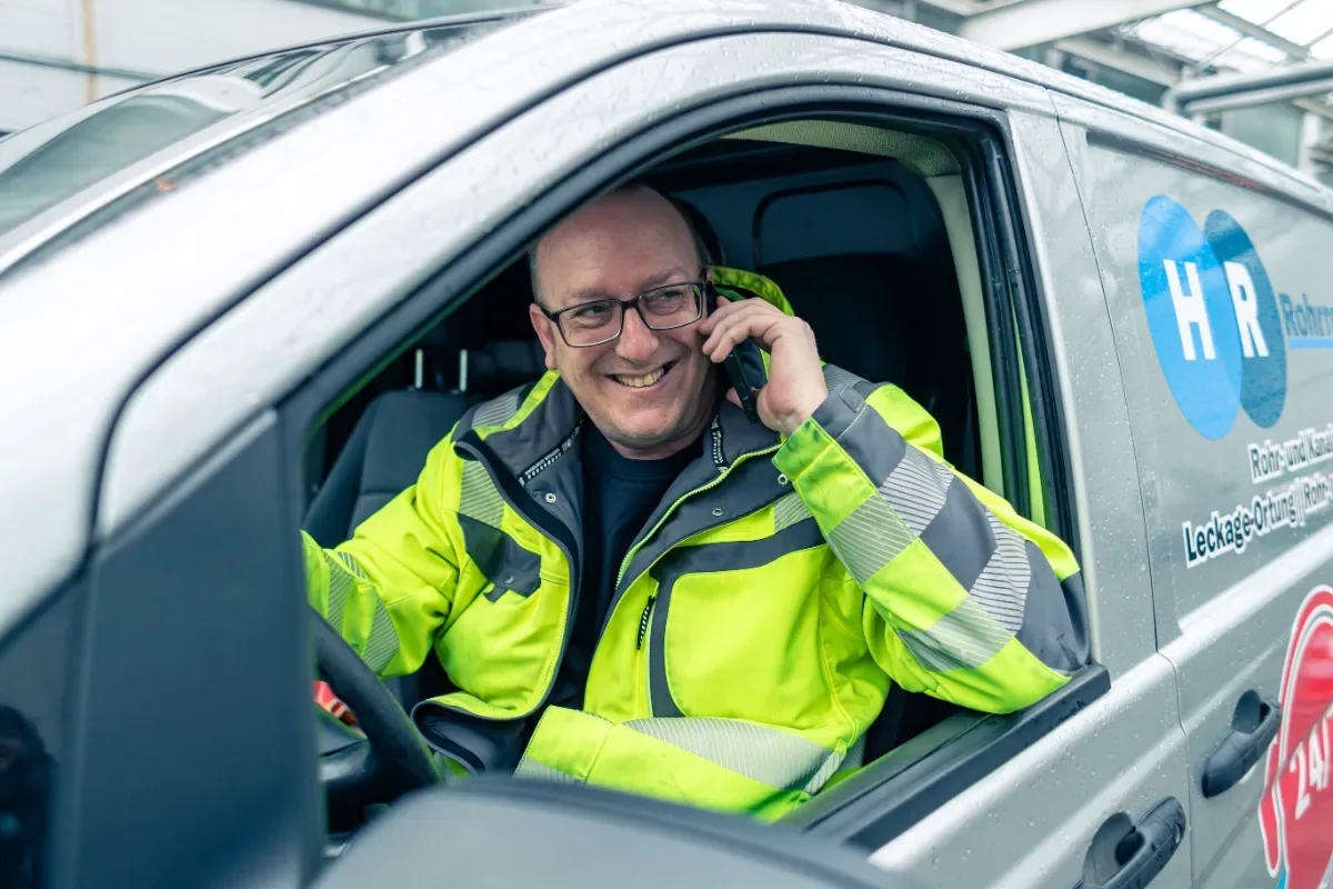 HR Rohrreinigung/Sanierung: telefonische Einsatzkoordination im Firmenwagen